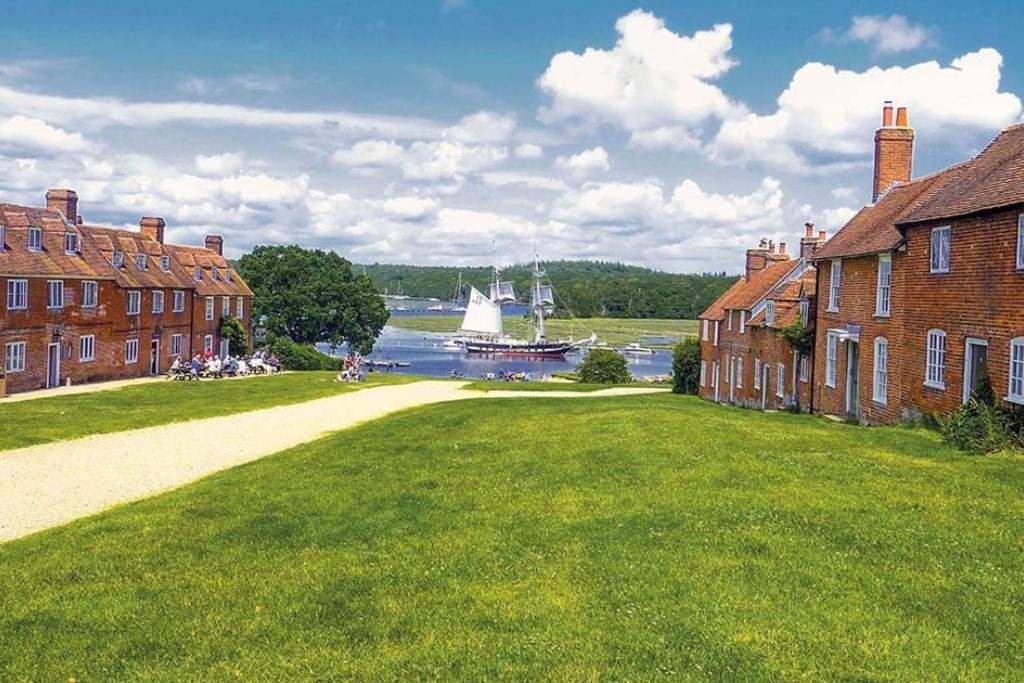 Stunning Luxury Apartment In Central Lymington Exterior foto